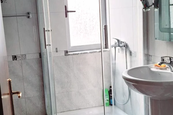 Shtepi ne shitje Apartament ne Tirane, 1+1, Mobilimi E mobiluar, Pagesa 110,000  Euro.