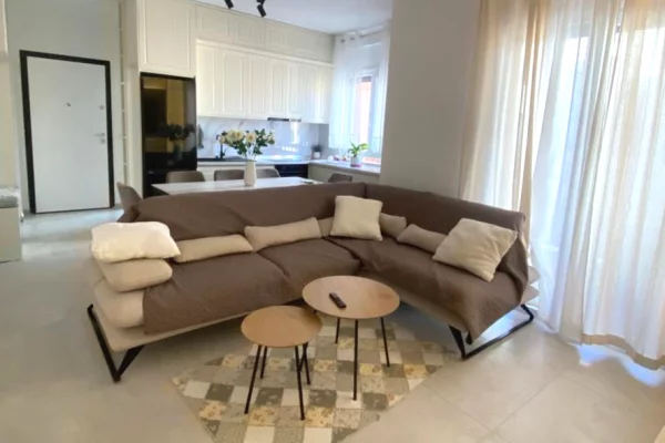 Shtepi me qera Apartament ne Tirane, 2+1, Mobilimi E mobiluar, Pagesa 1,100  Euro.