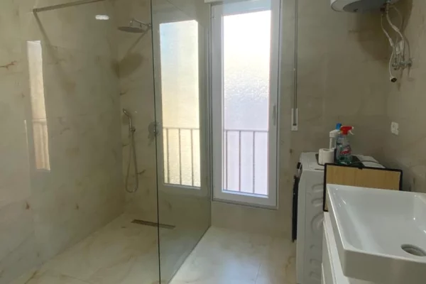 Shtepi me qera Apartament ne Tirane, 2+1, Mobilimi E mobiluar, Pagesa 1,100  Euro.