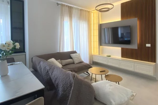 Shtepi me qera 2+1 ne Tirane - 1,100 Euro