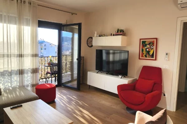 Shtepi me qera 2+1 ne Tirane - 1,100 Euro