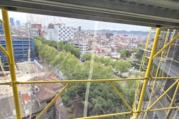 Shtepi ne shitje Apartament ne Tirane, 2+1, Mobilimi Bosh, pa mobiluar, Pagesa 165,000  Euro.