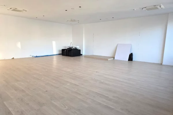 Ambient biznesi me qera 3+1 ne Tirane - 2,380 Euro