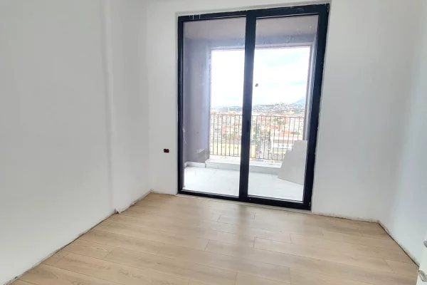 Shtepi ne shitje Apartament ne Tirane, 1+1, Mobilimi Bosh, pa mobiluar, Pagesa 120,000  Euro.