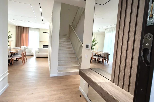 Shtepi me qera Vila Luksoze ne Tirane, 3+1, Mobilimi E mobiluar, Pagesa 5,000  Euro.