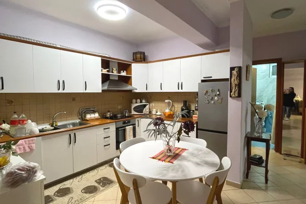 Shtepi me qera Apartament ne Tirane, 2+1, Mobilimi E mobiluar, Pagesa 700  Euro.