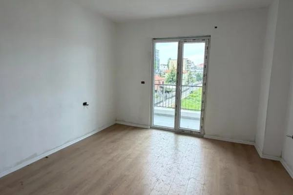 Shtepi ne shitje Apartament ne Tirane, 2+1, Mobilimi Bosh, pa mobiluar, Pagesa 122,300  Euro.