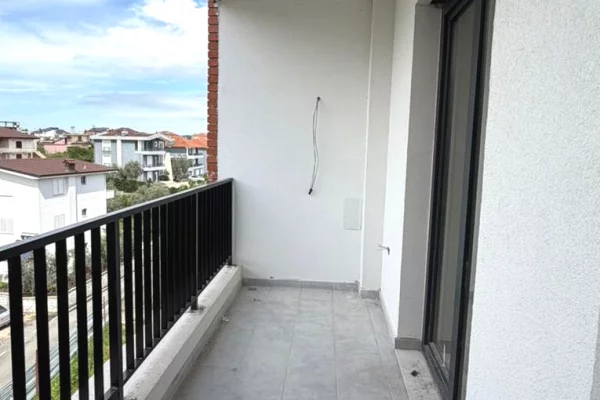 Shtepi ne shitje Apartament ne Tirane, 2+1, Mobilimi Bosh, pa mobiluar, Pagesa 122,300  Euro.