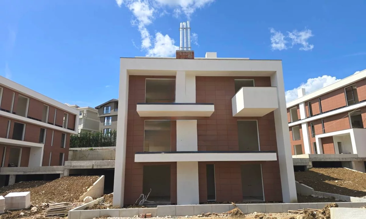 Shtepi ne shitje Apartament ne Tirane, 3+1, Mobilimi Bosh, pa mobiluar, Pagesa 570,000  Euro.