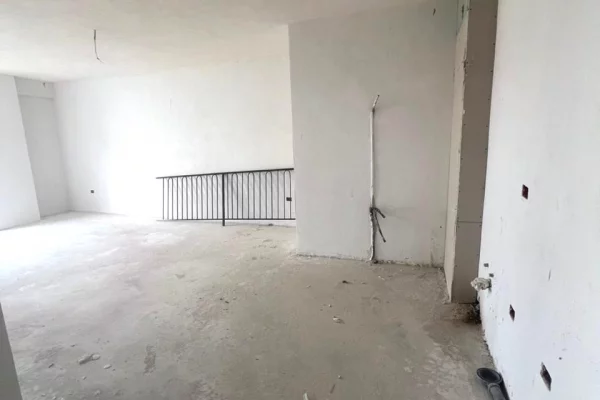 Shtepi ne shitje Apartament ne Tirane, 1+1, Mobilimi Bosh, pa mobiluar, Pagesa 110,000  Euro.