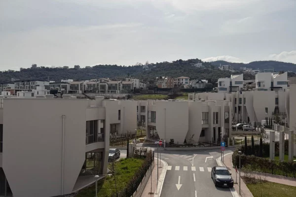 Shtepi ne shitje Apartament ne Tirane, 2+1, Mobilimi Bosh, pa mobiluar, Pagesa 38,000,000  Leke.