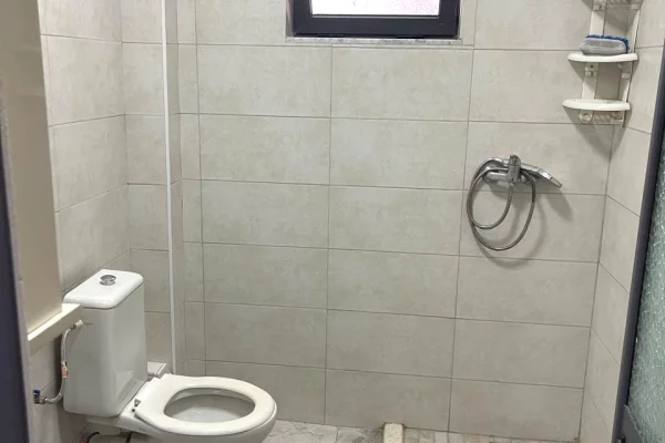 Shtepi ne shitje Apartament ne Tirane, Garsoniere, Mobilimi E mobiluar, Pagesa 99,000  Euro.