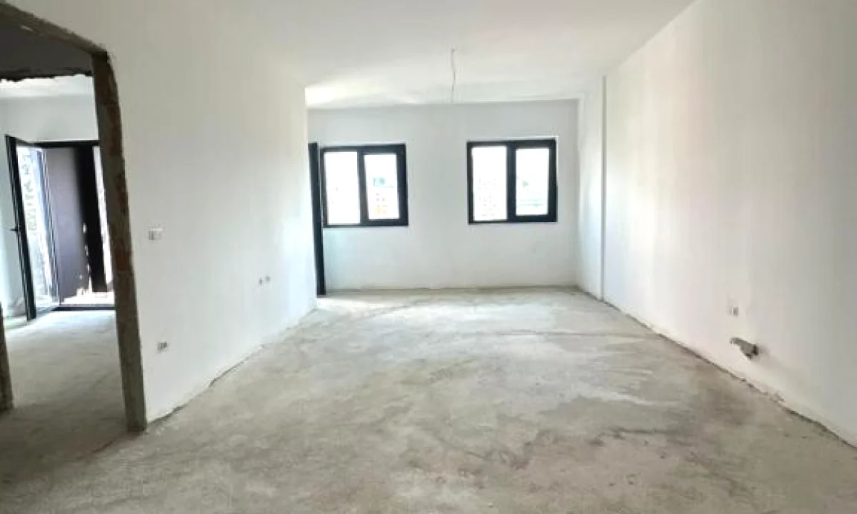 Shtepi ne shitje Apartament ne Tirane, 1+1, Mobilimi Bosh, pa mobiluar, Pagesa 170,000  Euro.