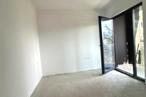 Shtepi ne shitje Apartament ne Tirane, 1+1, Mobilimi Bosh, pa mobiluar, Pagesa 170,000  Euro.