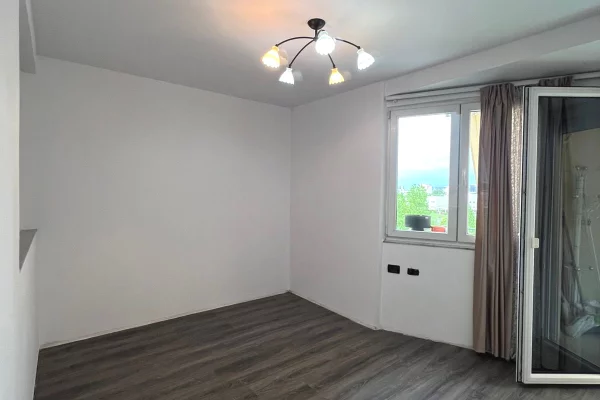 Shtepi ne shitje Apartament ne Tirane, 2+1, Mobilimi E mobiluar, Pagesa 195,000  Euro.