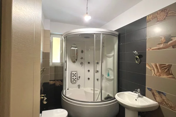 Shtepi ne shitje Apartament ne Tirane, 2+1, Mobilimi E mobiluar, Pagesa 195,000  Euro.