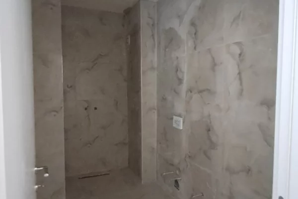 Shtepi ne shitje Apartament ne Tirane, 2+1, Mobilimi Bosh, pa mobiluar, Pagesa 192,700  Euro.