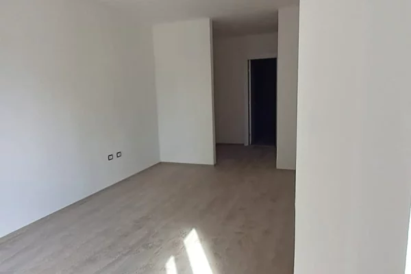 Shtepi ne shitje Apartament ne Tirane, 2+1, Mobilimi Bosh, pa mobiluar, Pagesa 192,700  Euro.