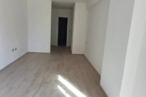 Shtepi ne shitje Apartament ne Tirane, 2+1, Mobilimi Bosh, pa mobiluar, Pagesa 192,700  Euro.