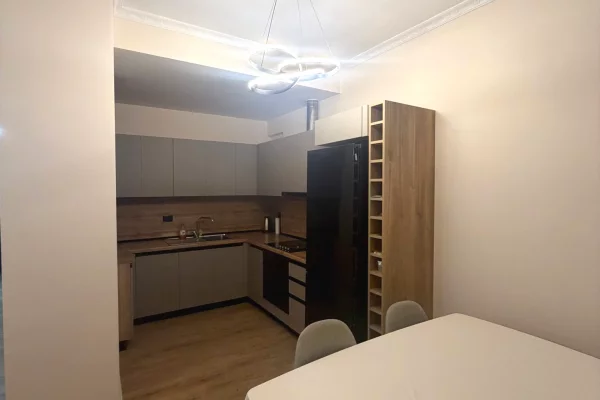 Shtepi me qera Apartament ne Tirane, 2+1, Mobilimi E mobiluar, Pagesa 1,050  Euro.