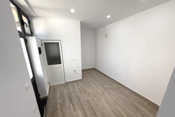 Ambient biznesi me qera 3+1 ne Tirane - 1,000 Euro