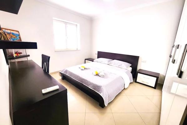 Shtepi me qera Apartament ne Tirane, 3+1, Mobilimi E mobiluar, Pagesa 80,000  Leke.