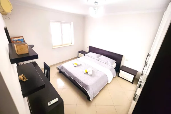 Shtepi me qera Apartament ne Tirane, 3+1, Mobilimi E mobiluar, Pagesa 80,000  Leke.