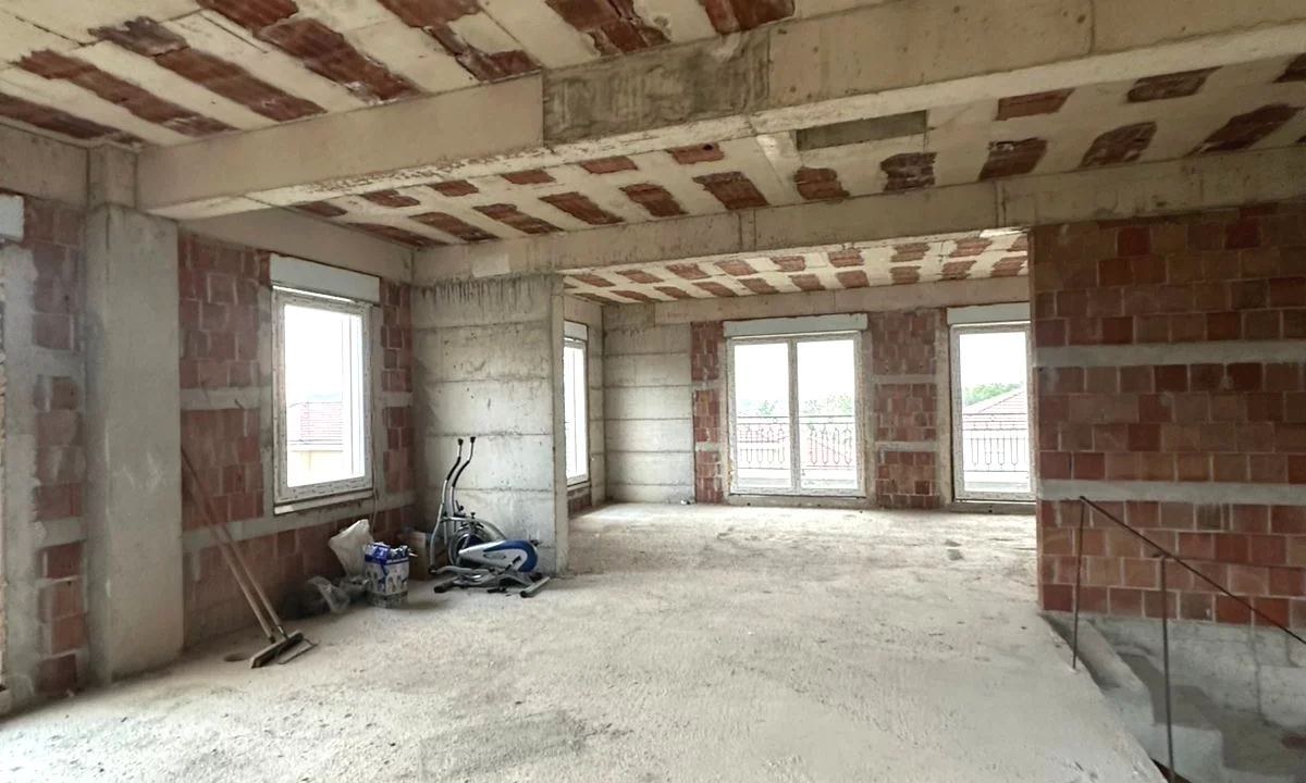 Shtepi ne shitje Vila Luksoze ne Tirane, 3+1, Mobilimi Bosh, pa mobiluar, Pagesa 1,100,000  Euro.