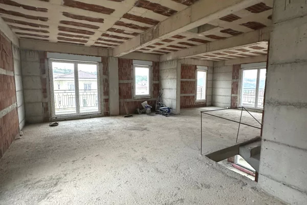 Shtepi ne shitje Vila Luksoze ne Tirane, 3+1, Mobilimi Bosh, pa mobiluar, Pagesa 1,100,000  Euro.