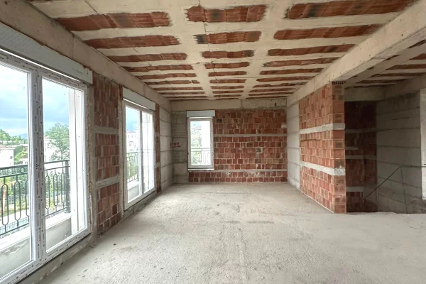 Shtepi ne shitje Vila Luksoze ne Tirane, 3+1, Mobilimi Bosh, pa mobiluar, Pagesa 1,100,000  Euro.