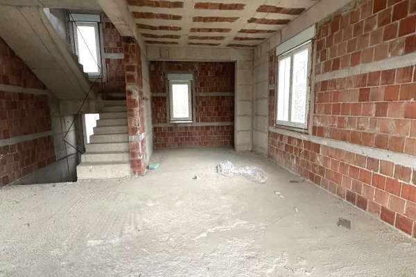 Shtepi ne shitje Vila Luksoze ne Tirane, 3+1, Mobilimi Bosh, pa mobiluar, Pagesa 1,100,000  Euro.