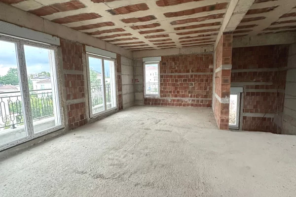 Shtepi ne shitje Vila Luksoze ne Tirane, 3+1, Mobilimi Bosh, pa mobiluar, Pagesa 1,100,000  Euro.