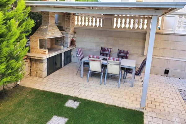 Shtepi ne shitje Vila Luksoze ne Tirane, 5+1, Mobilimi Bosh, pa mobiluar, Pagesa 950,000  Euro.