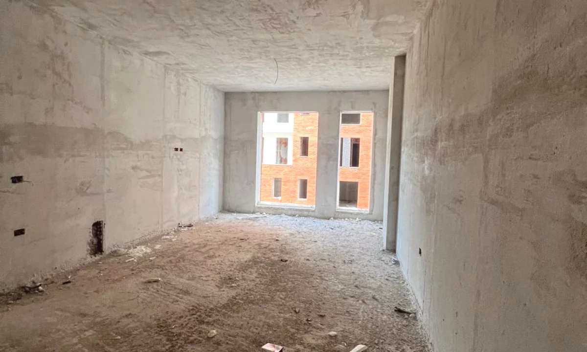 Shtepi ne shitje Apartament ne Tirane, 2+1, Mobilimi Bosh, pa mobiluar, Pagesa 123,000  Euro.