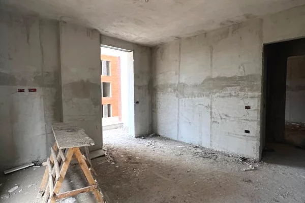 Shtepi ne shitje Apartament ne Tirane, 2+1, Mobilimi Bosh, pa mobiluar, Pagesa 123,000  Euro.