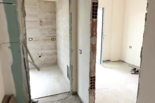 Shtepi ne shitje Apartament ne Tirane, 1+1, Mobilimi Bosh, pa mobiluar, Pagesa 122,500  Euro.