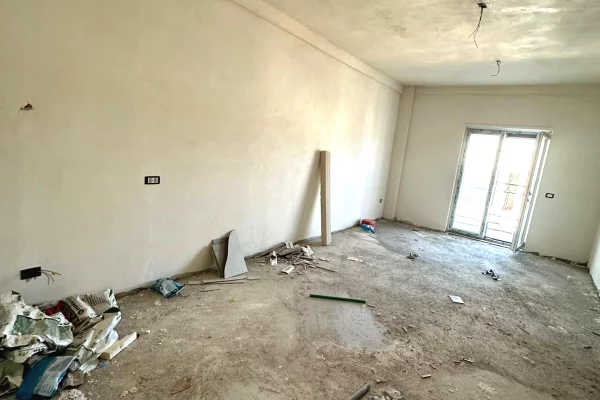 Shtepi ne shitje Apartament ne Tirane, 1+1, Mobilimi Bosh, pa mobiluar, Pagesa 122,500  Euro.