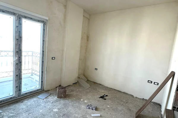 Shtepi ne shitje Apartament ne Tirane, 1+1, Mobilimi Bosh, pa mobiluar, Pagesa 122,500  Euro.
