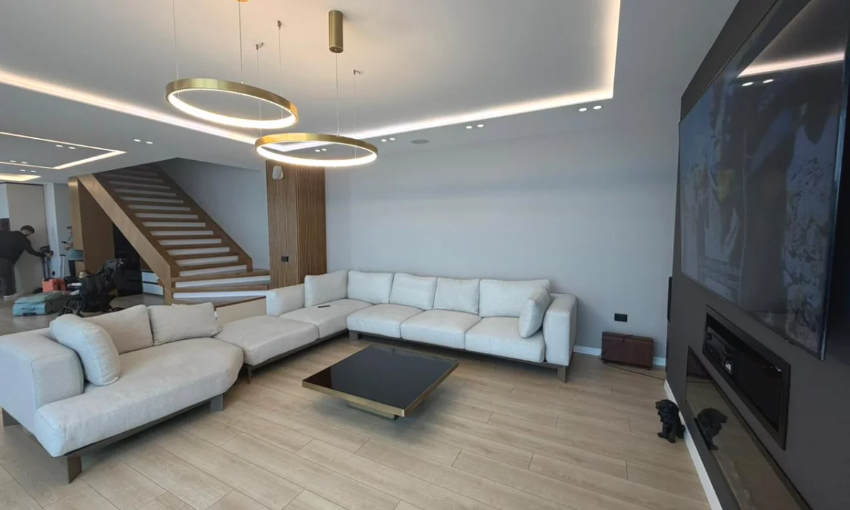 Shtepi me qera Duplex(shtepi me 2 kate) ne Tirane, 3+1, Mobilimi E mobiluar, Pagesa 3,500  Euro.