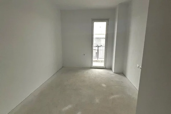 Shtepi ne shitje Apartament ne Tirane, 2+1, Mobilimi Bosh, pa mobiluar, Pagesa 145,800  Euro.