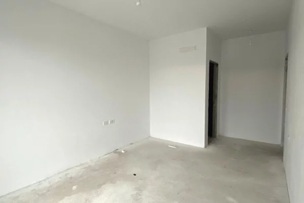 Shtepi ne shitje Apartament ne Tirane, 2+1, Mobilimi Bosh, pa mobiluar, Pagesa 145,800  Euro.