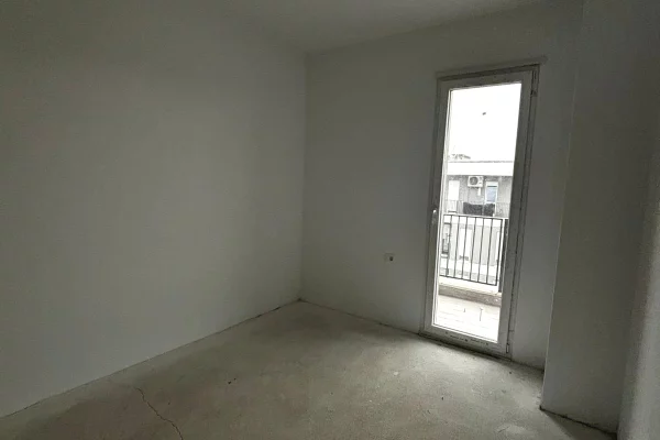 Shtepi ne shitje Apartament ne Tirane, 2+1, Mobilimi Bosh, pa mobiluar, Pagesa 145,800  Euro.