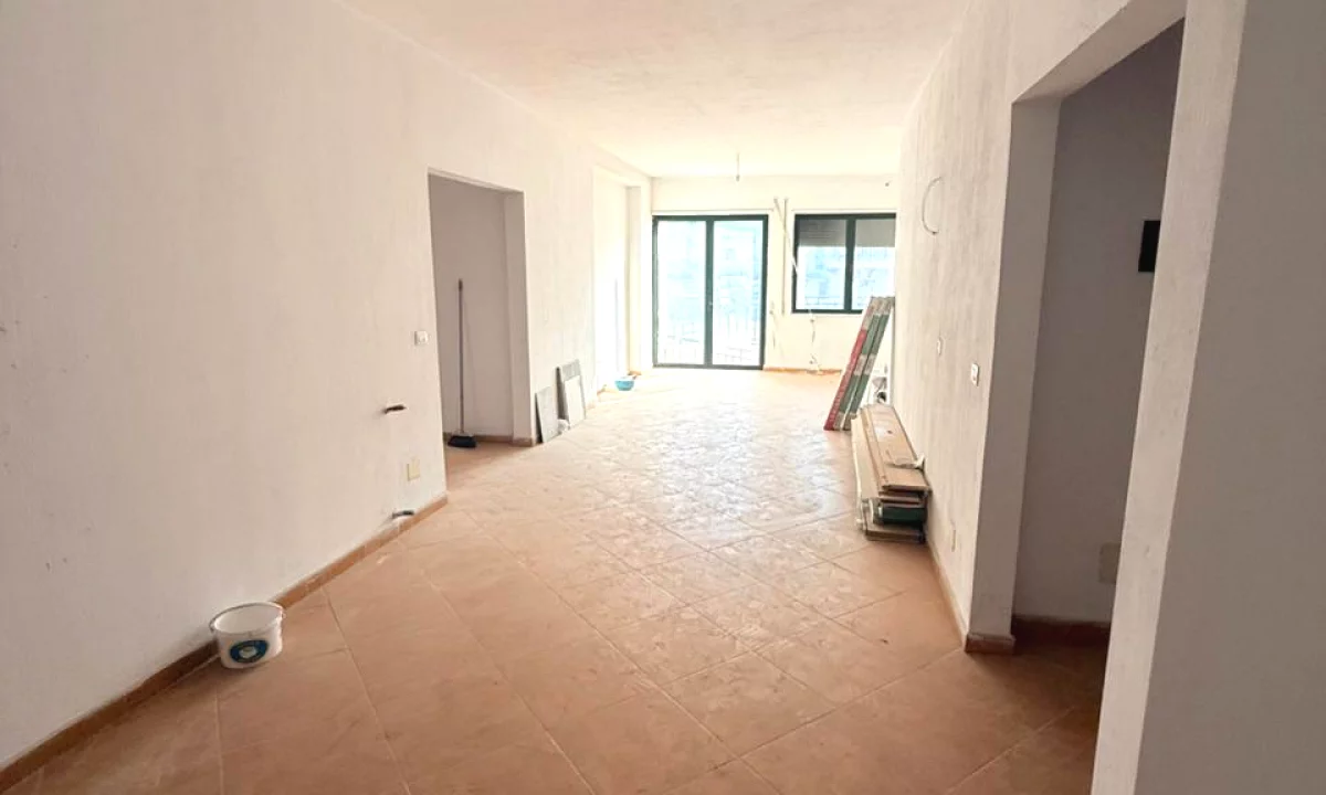 Shtepi ne shitje Apartament ne Tirane, 2+1, Mobilimi Bosh, pa mobiluar, Pagesa 240,000  Euro.
