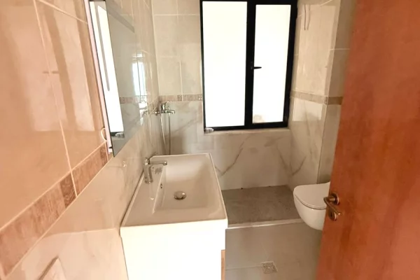 Shtepi ne shitje Apartament ne Tirane, 2+1, Mobilimi Bosh, pa mobiluar, Pagesa 240,000  Euro.
