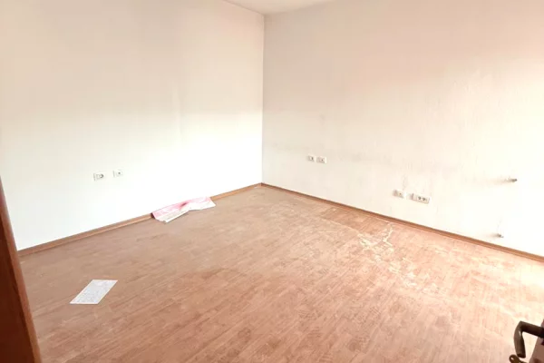 Shtepi ne shitje Apartament ne Tirane, 2+1, Mobilimi Bosh, pa mobiluar, Pagesa 240,000  Euro.