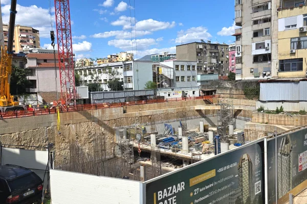 Shtepi ne shitje Apartament ne Tirane, 1+1, Mobilimi Bosh, pa mobiluar, Pagesa 230,000  Euro.