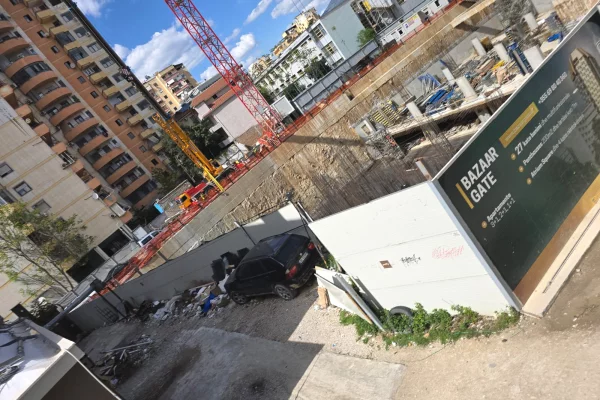 Shtepi ne shitje Apartament ne Tirane, 1+1, Mobilimi Bosh, pa mobiluar, Pagesa 230,000  Euro.