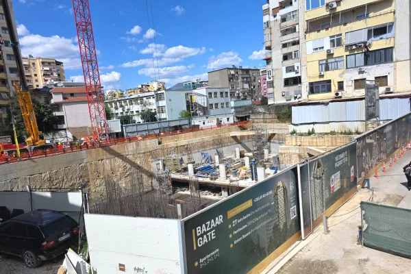 Shtepi ne shitje Apartament ne Tirane, 1+1, Mobilimi Bosh, pa mobiluar, Pagesa 230,000  Euro.