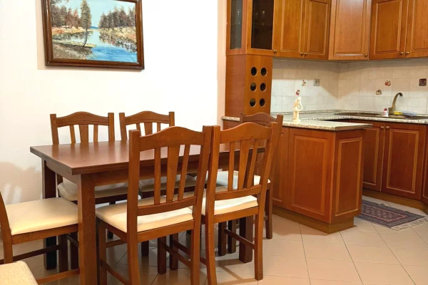 Shtepi me qera Apartament ne Tirane, 2+1, Mobilimi E mobiluar, Pagesa 70,000  Leke.