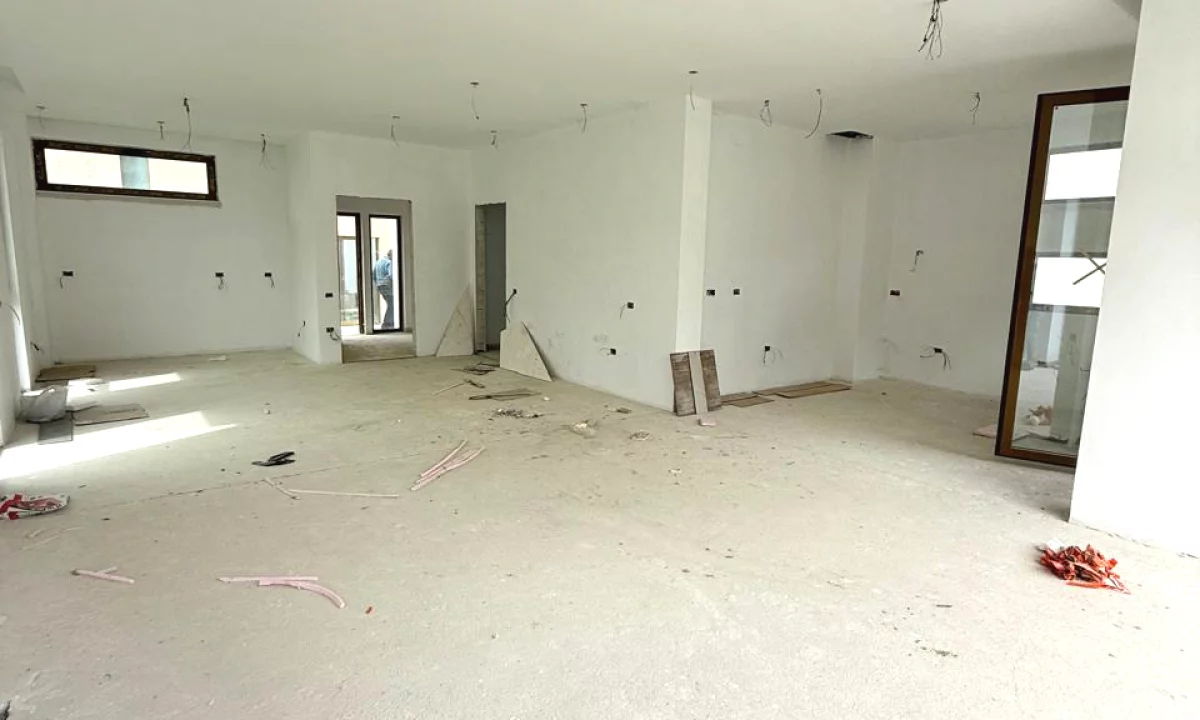 Luxury villas for sale in Tirana 4+1, Emty